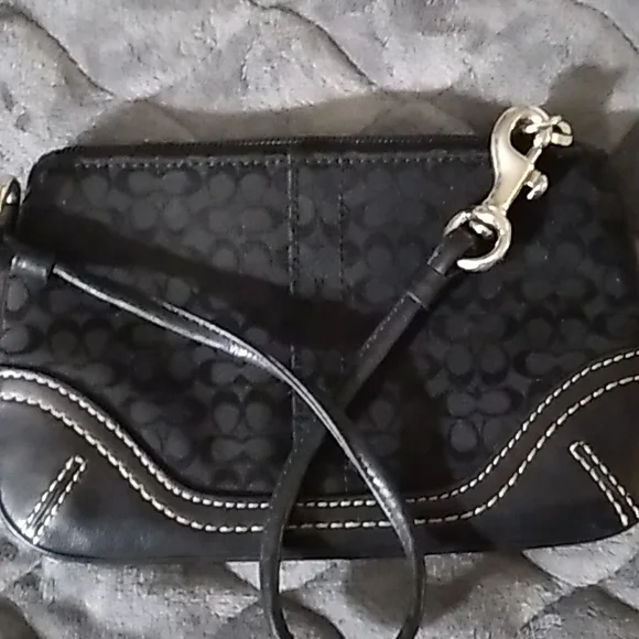 🔇 Sale $10 Coach Wristlet - Picture 7 of 7